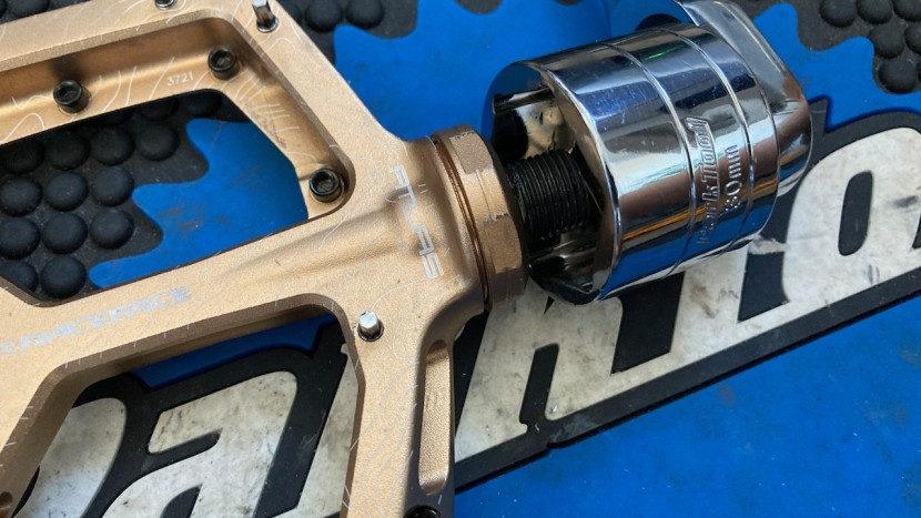 race face atlas - a 30mm socket makes accessing the axle a breeze.
