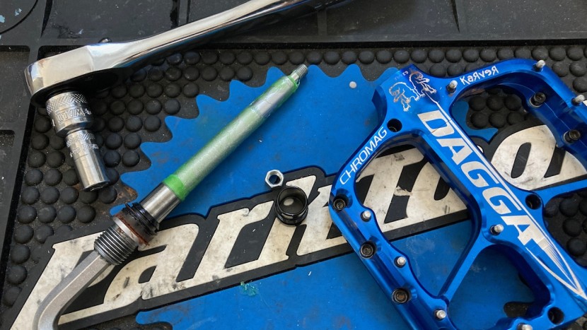 chromag dagga - the axle is fairly easy to remove and as you can see is also well...