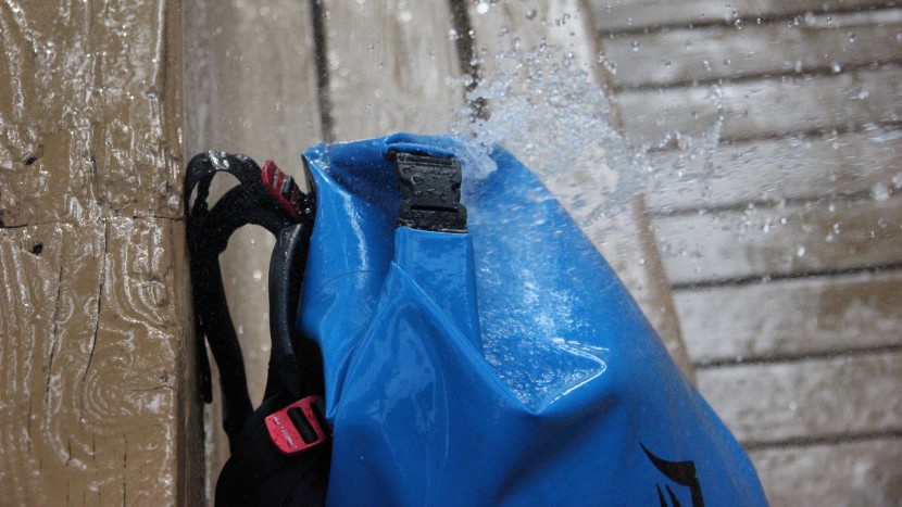 with direct water pressure on the closure, this bag is liable to leak
