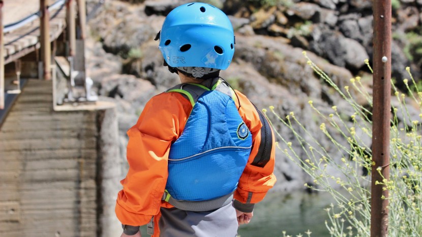 astral otter 2.0 - the integrated handle on the back panel of this pfd is ingenuous. it...