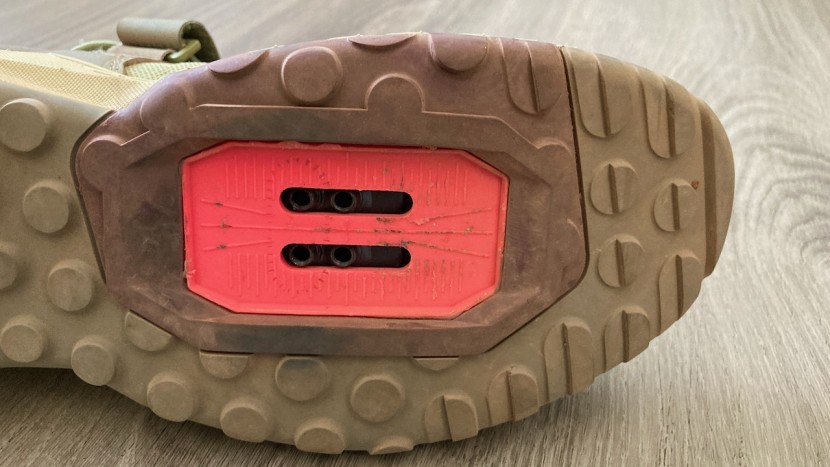 five ten trailcross clip-in women's - the cleat opening is 98mm long and 43mm wide with 32mm of fore-aft...