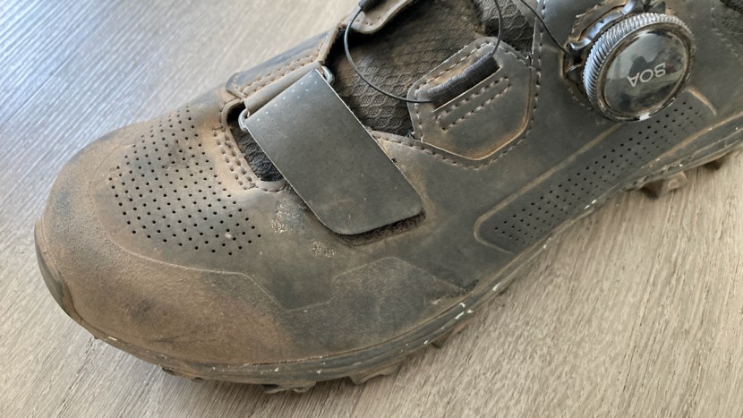 pearl izumi x-alp summit women's - the perforations allowed sand to pour in and fill the toebox during...