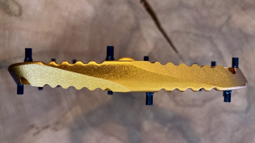 oneup components aluminum - the oneup's platform is ver so slightly convex, but those tall pins...