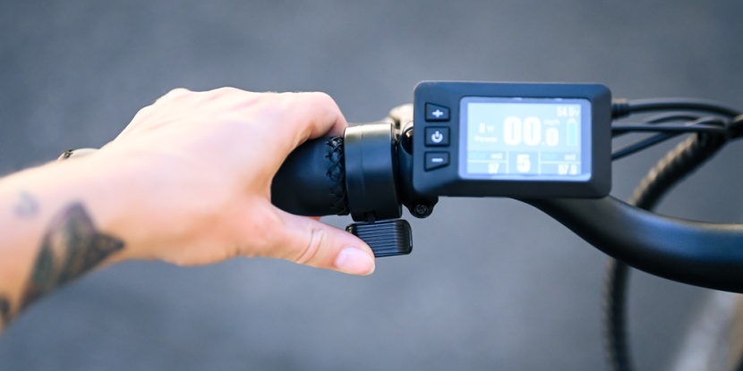 ride1up 700-series - the 700-series has great controls and color display.