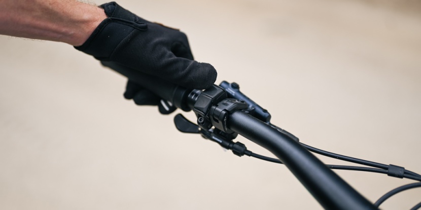 canyon spectral:on cf 8 - shimano's handlebar-mounted control unit is great. it's low-profile...