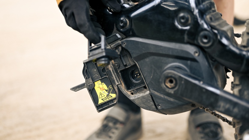 specialized turbo levo comp alloy - the dual cover system effectively keeps dirt and moisture out of the...