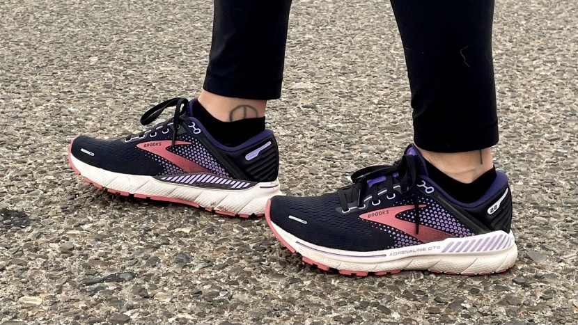 brooks adrenaline gts 22- women's - the balance between a traditional running shoe shape and advanced...