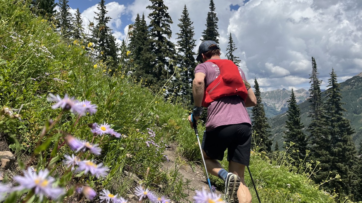 Salomon Sense Pro 5 Review (Stretchable fabric used throughout the vest bolsters the volume of this pack when necessary, but frequent overfilling...)