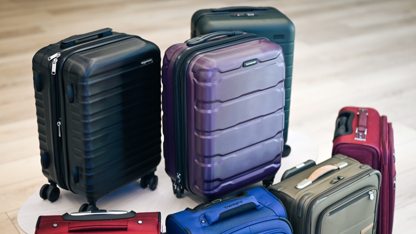 samsonite omni pc hardside expandable spinner 20-inch - the samsonite omni pc is a solid hardshell carry-on for a reasonable...
