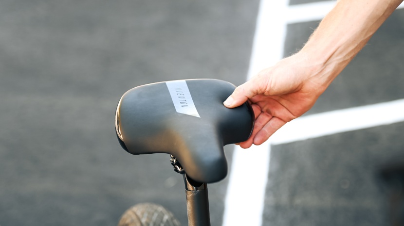 aventon sinch step-through - aventon put a comfy saddle atop the seat post of this bike.