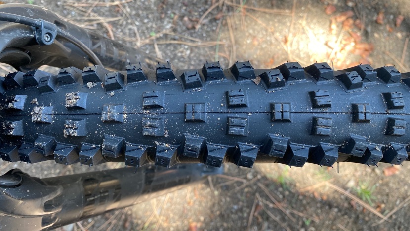 wtb vigilante 2.5 &amp; 2.6 - substantial shoulder knobs and open spacing allow the vigilante to...