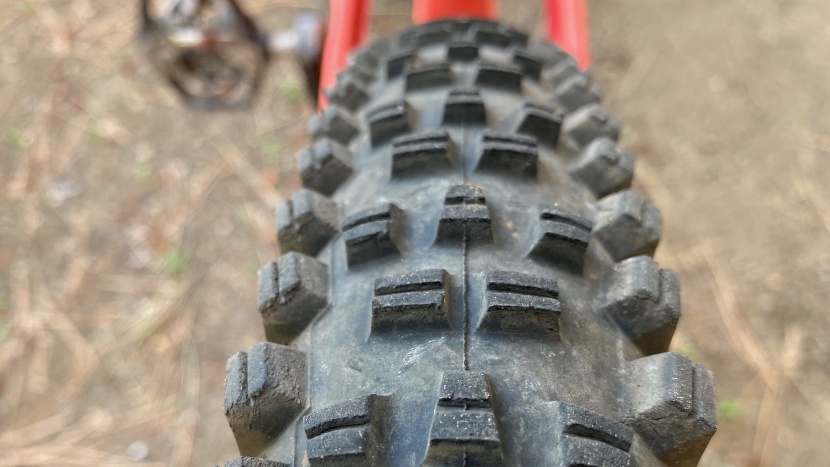 wtb trail boss 2.4 &amp; 2.6 - this tire has been abused for weeks, and there's only minimal wear...