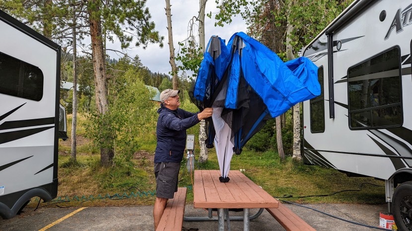 first place the escape on its longest point, then let go.