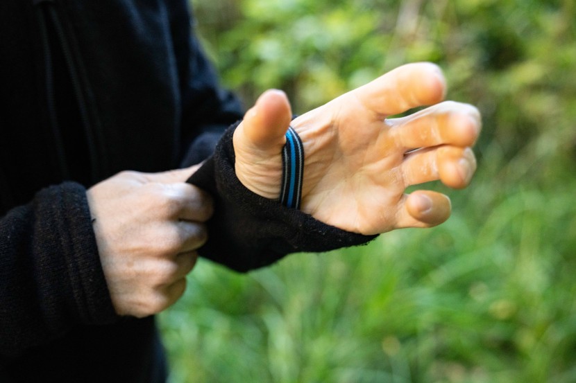 kuhl interceptr 1/4 zip - the thumbloops help with the layering allowing the sleeves to stay...