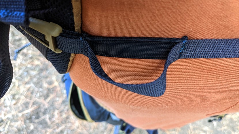 decathlon forclaz mt500 air 50+10 - this small piece of elastic on the sternum strap makes it much more...