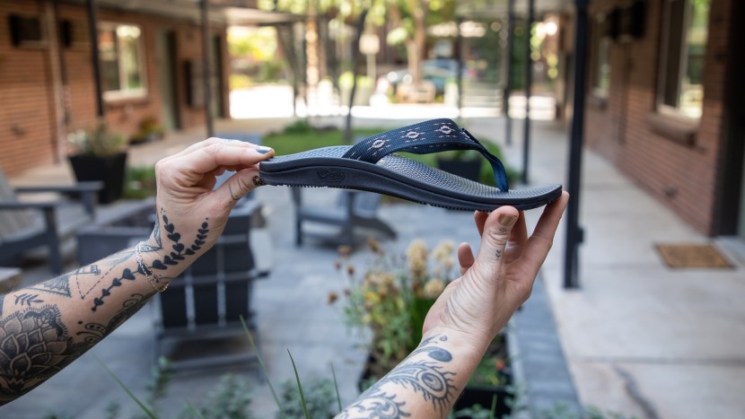 flip flops womens - with a medium arch support, the curvy footbed of the chaco flip is...