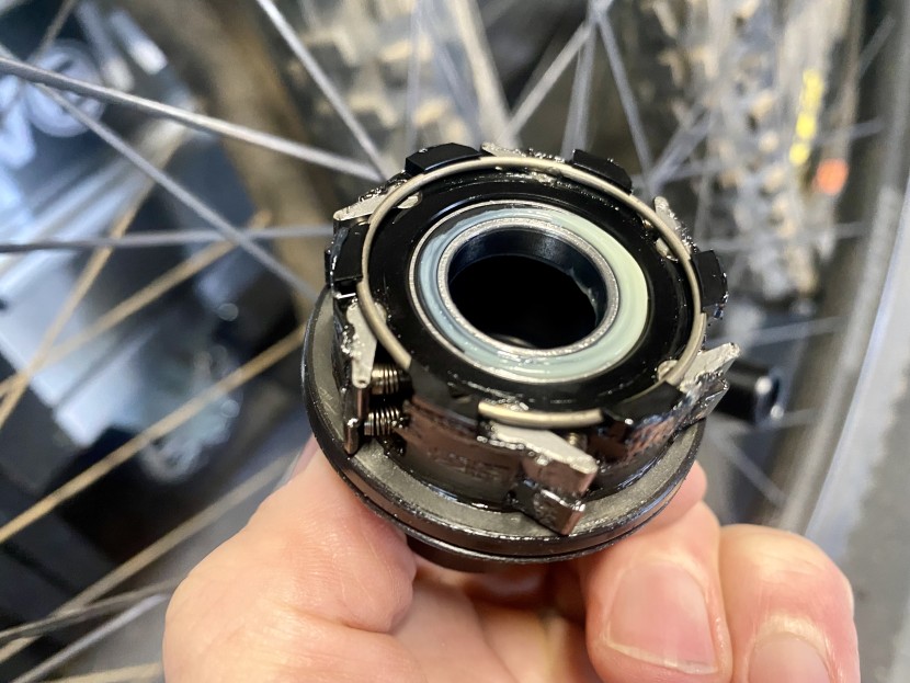 zipp 3zero moto - the zipp zm2 free hub body uses dual row pawls to provide 132 points...