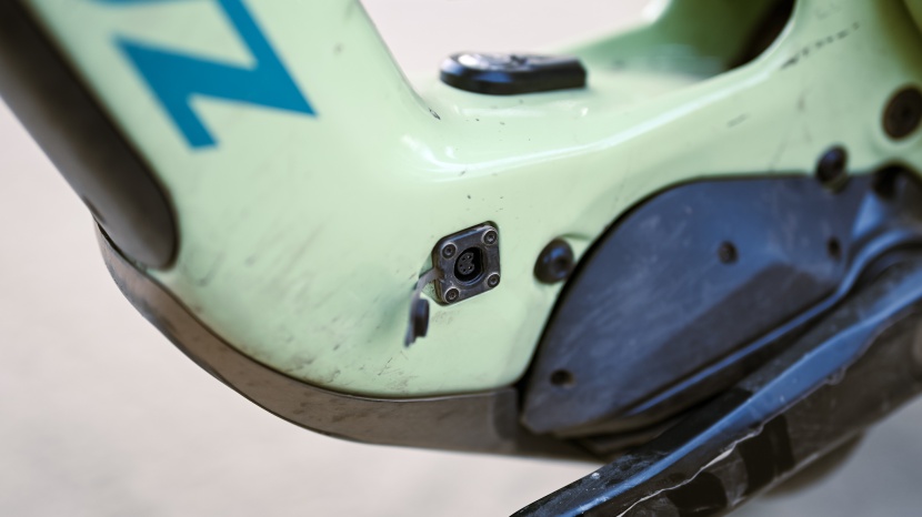 santa cruz heckler mx xo1 axs rsv - the small rubber cover keeps moisture and dust out of the charging...