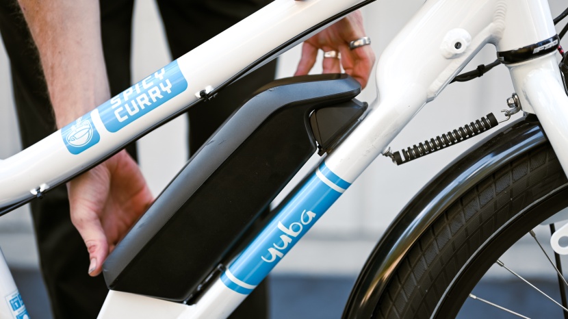 the battery lifts off the frame for off-bike charging.