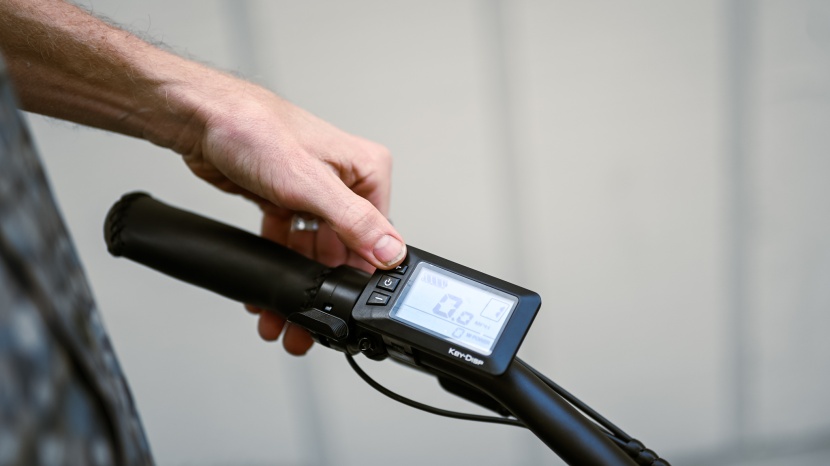 ride1up cafe cruiser - shifting through the pedal assist levels is easy when you want more...