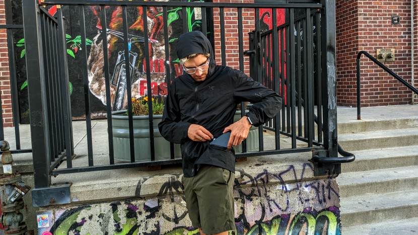 arc'teryx norvan lt hoodie - the norvan lt's phone pocket on the hip is an excellent feature.