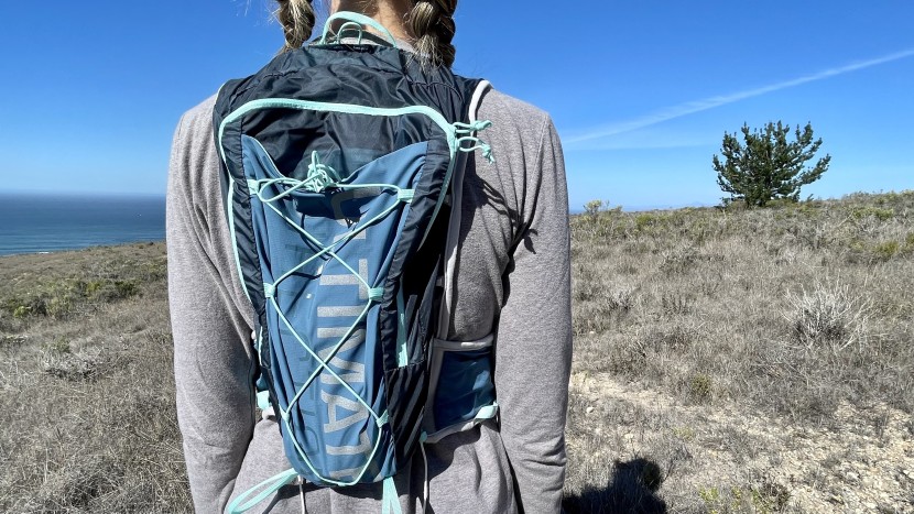 ultimate direction mountain vesta 5.0 for women - the tapered fit of the lower portion of the pack helps create a...