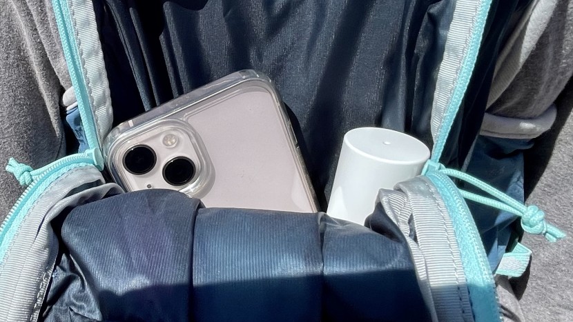 ultimate direction mountain vesta 5.0 for women - the clamshell opening isn't always the most practical on the trail...