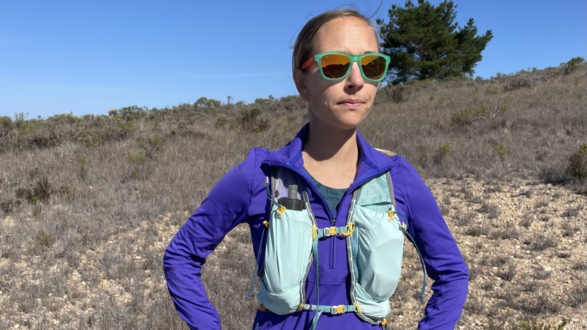 ultimate direction ultra vesta 6.0 for women - the front pockets on the ultra vesta are accessible and easy to...