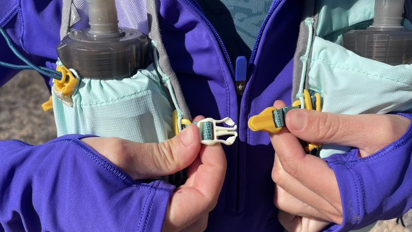 ultimate direction ultra vesta 6.0 for women - the small clips and fleece-like piping help add comfort to the front...