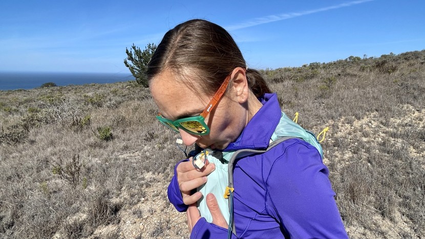 ultimate direction ultra vesta 6.0 for women - the bungees secure your bottles so hydration is always within reach.