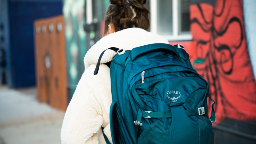 osprey fairview 55 - it is important to tighten the straps from the top of the bag to...