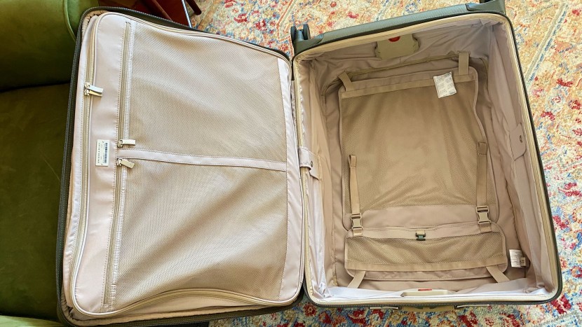 there are now two mesh pockets lining the inside of the opening lid...