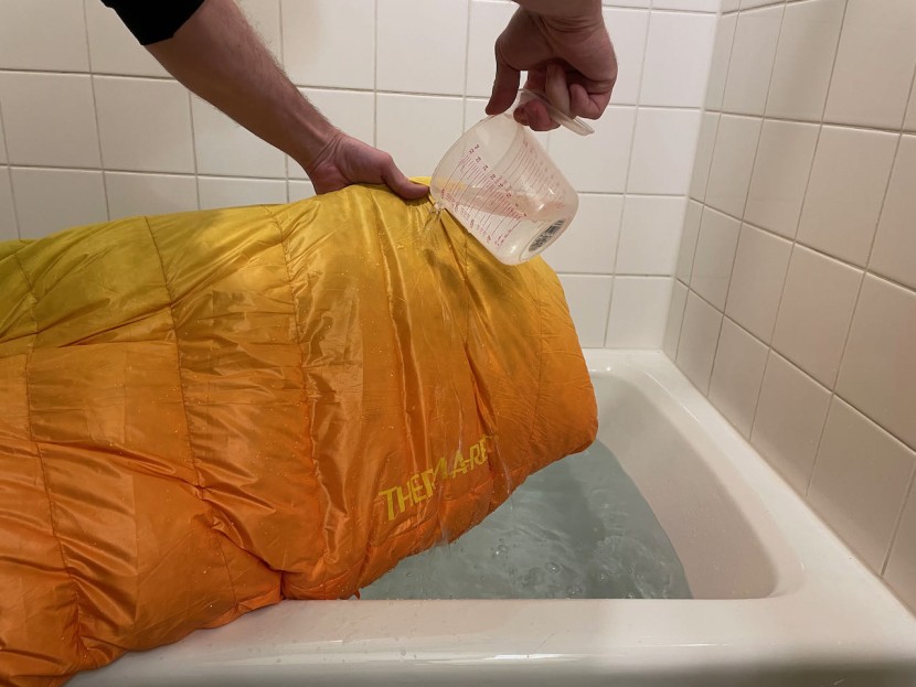 therm-a-rest oberon 0 - water streaming off of the shell