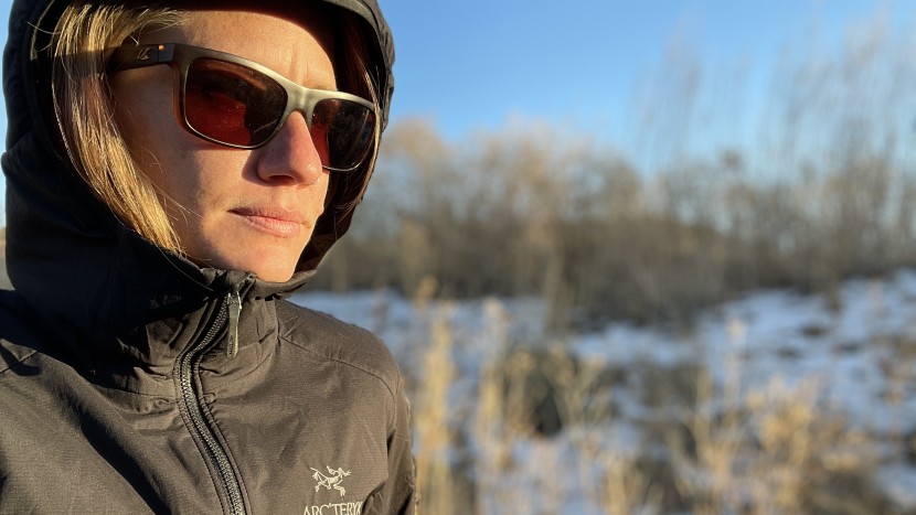 arc'teryx atom hoody for women - the atom hood easily fits over most helmets and beanies, and can be...