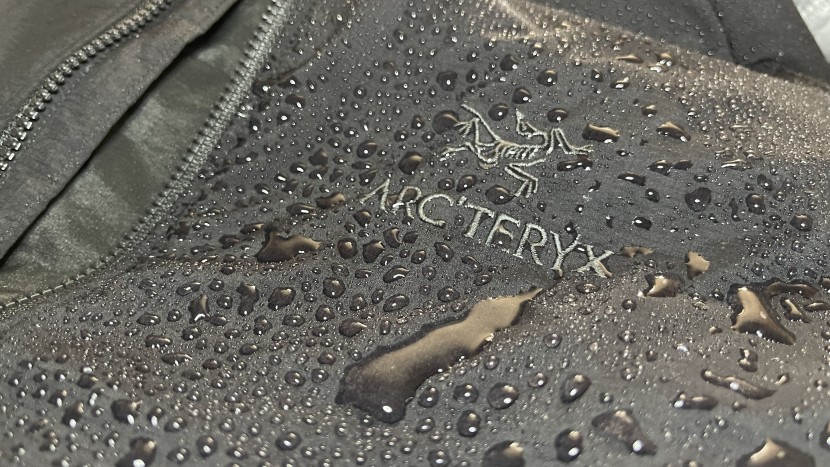 arc'teryx atom hoody for women - the atom hoody has no baffles to act as weak points for water to...