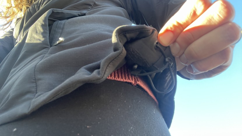 arc'teryx atom hoody for women - the atom cuts weight by simplifying its two hem adjustment points.