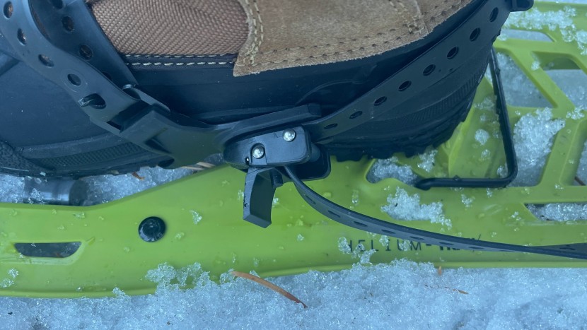 atlas helium trail - the heel strap buckle in the open position. it's not spring loaded...