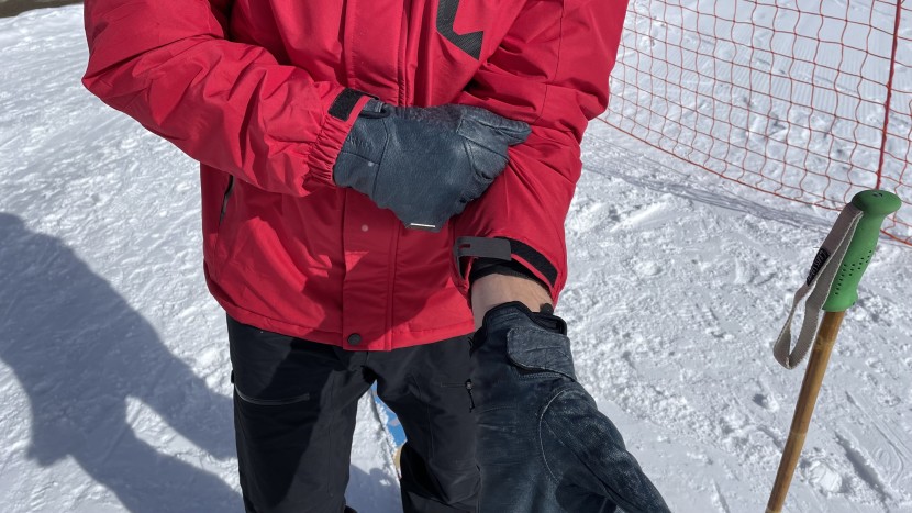 oyuki sencho gtx glove - a narrow wrist cuff with a hook-and-loop closure is a decent...