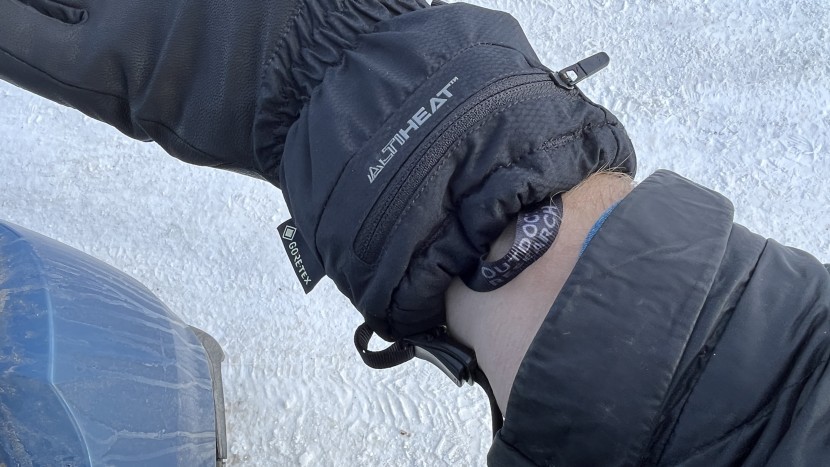 a large wrist gauntlet and a nylon pull strap are useful features.