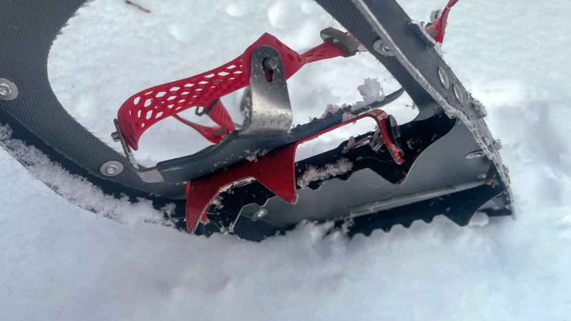 snowshoes - formidable traction on the lightning ascent comes from teeth...