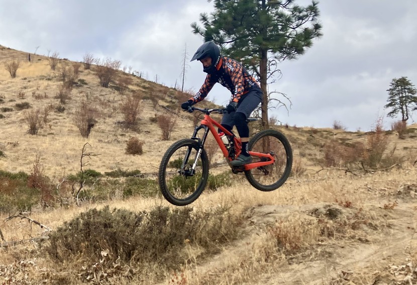 rapha trail knee pads - these knee pads have a reinforced fabric on the knee cap. still, we...