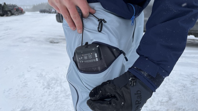 there is an internal mesh sleeve in the right thigh pocket which can...