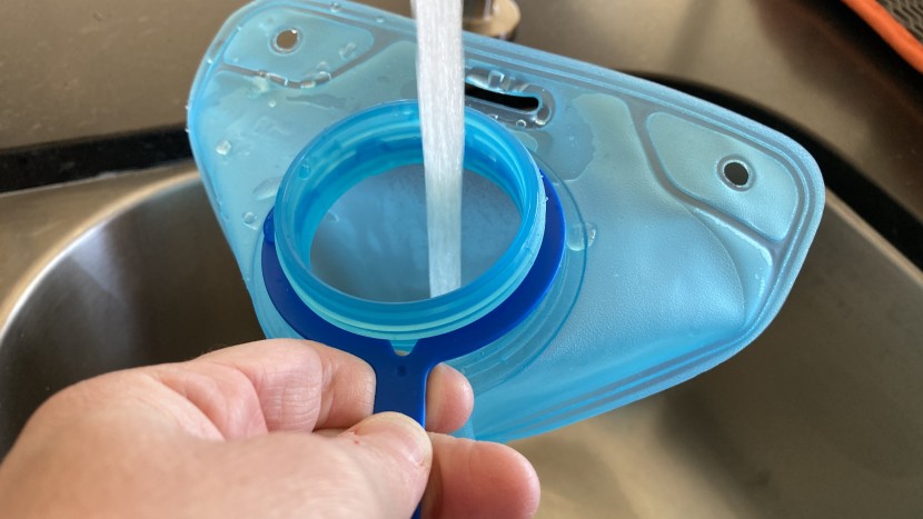 we tried holding the bladder by the screw top lid and the holes...