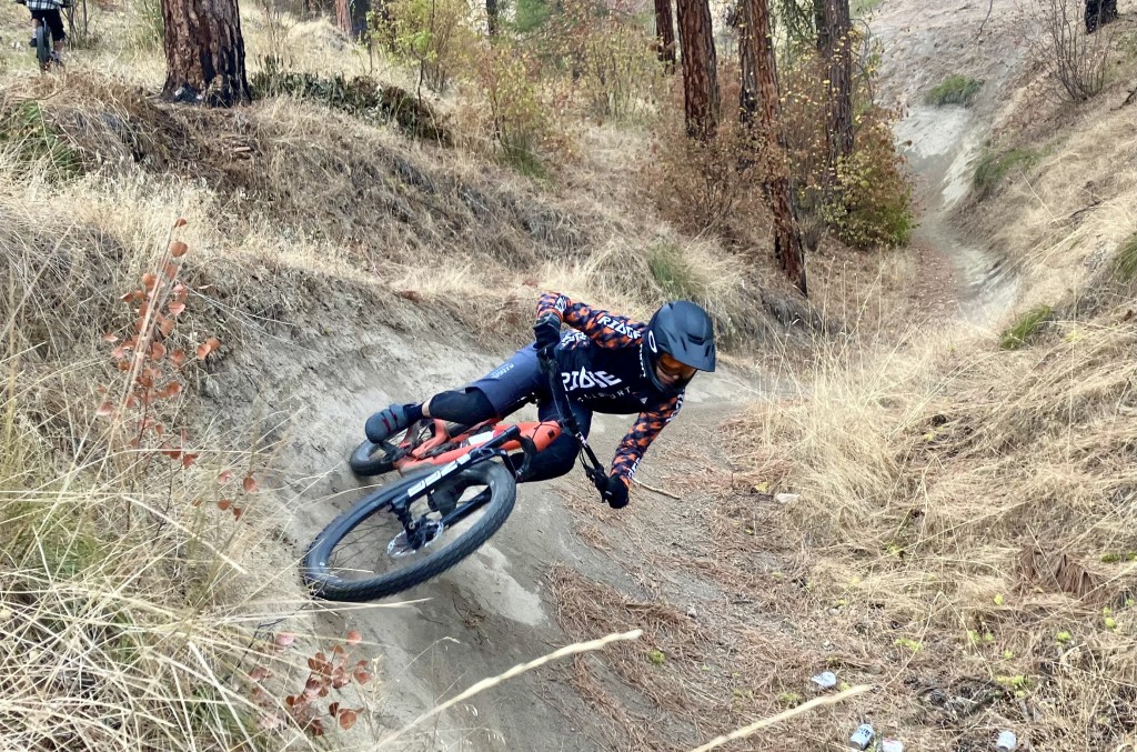 giro insurgent spherical - whether slaying berms at the bike park, boosting jumps or racing...