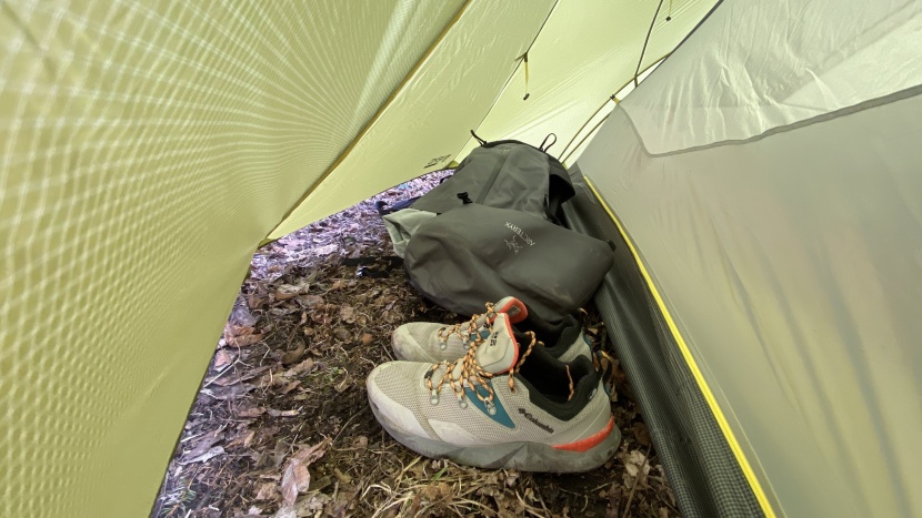 nemo dragonfly osmo 2 - the large vestibules accommodate large backpacks and footwear with...