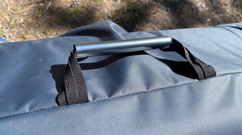 the sturdy and comfortable handle on the hest foamy.