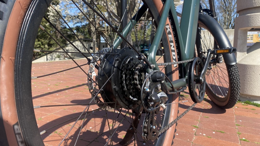 ride1up turris xr - shimano's 7 speed altus derailleur takes care of gear changes.