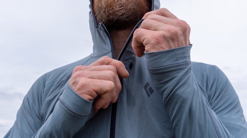 black diamond alpenglow pro hoody - a front half zip helps you manage thermoregulation easily.