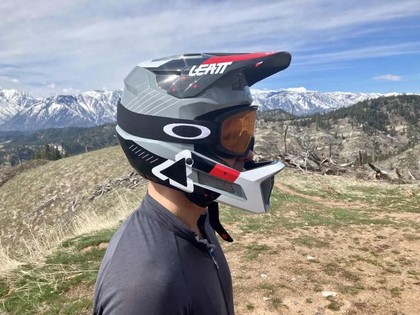 leatt gravity 2.0 - this lid has a fixed-position visor. this is likely a cost-saving...