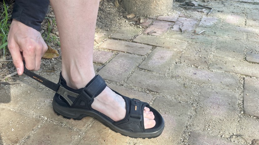 simple velcro adjustable heel strap with a neoprene cushion.